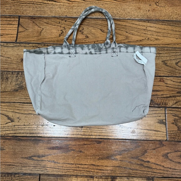 Alo Yoga Tiedye Signature Oversized Tote Bag - Picture 7 of 10